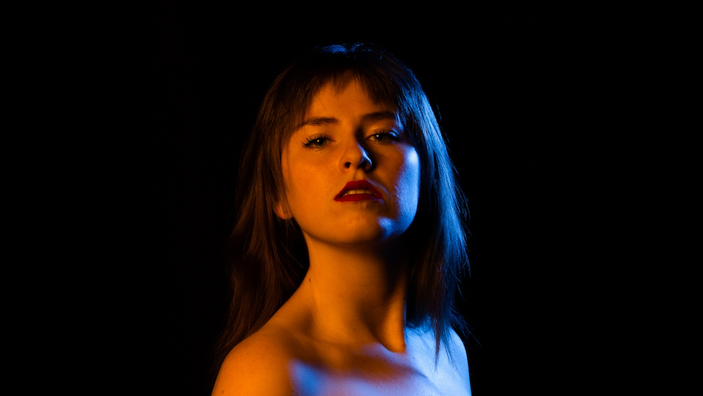 Photographie d'une femme regardant la caméra